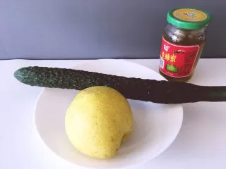 健康饮品之黄瓜雪梨汁,准备一条黄瓜，一个梨，蜂蜜，蜂蜜是我之前网厨积极参与活动奖励得到的