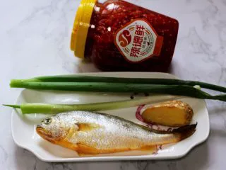 清蒸剁椒黄花鱼,准备好所有的食材