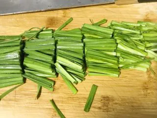 家常小炒韭菜香干,韭菜洗净，控干水分，切段。