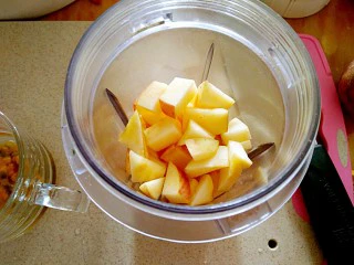 百香果苹果汁（排毒养颜）,放榨汁杯中