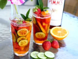 英式水果鸡尾酒Pimm's,12.最后搅拌匀,放入薄荷嫩枝和一个完整的草莓装饰。