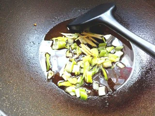 山椒孜然炒鸡胗子,放入葱姜爆香