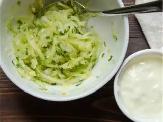 地中海风味火鸡肉丸,把滤干的黄瓜和碎新鲜薄荷、大蒜瓣 倒进小碗，加进低脂酸奶，搅拌混合均匀。做成黄瓜酸奶酱