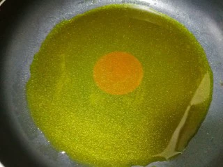 蜜汁香煎鸡胸肉,热锅热油。