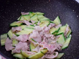 黄瓜鸡蛋炒肉片,翻炒至断生