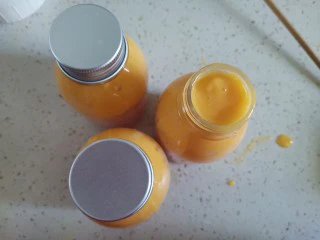 夏日甜品杨枝甘露,再加入打好的芒果奶昔，盖上盖子即可