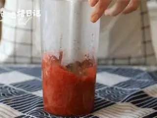 山楂之恋在秋季,经典小吃都在这了~,将山楂倒入料理机中,打成泥。