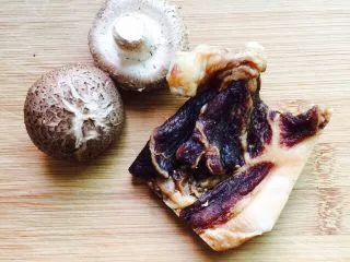 温州风味美食～炒芥菜饭,鲜香菇两朵，腊肉一块