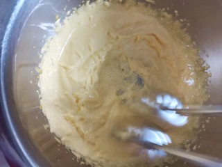 蔓越莓冰激凌,打蛋器开低速,将蛋黄搅打至颜色发白