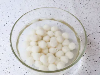 抹茶奶冻白玉丸子,捞出过凉水备用
