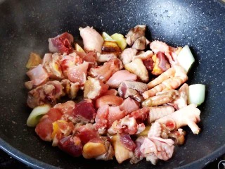 超简单家常版～香菇黄焖鸡,把鸡肉炒散。确保每一块鸡肉都均匀受热。