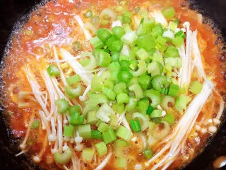 番茄金针菇汤,再放入芹菜末。