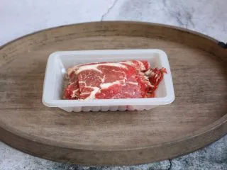 番茄金针菇肥牛卷,将肥牛解冻好备用。