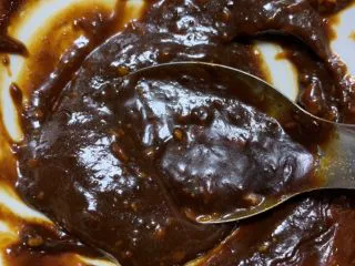 街边小吃一东北煎肠,蒜蓉辣酱加糖搅拌均匀