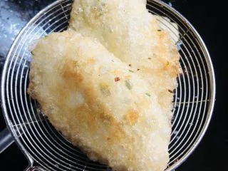 客家小吃:蒜苗粿(葫粄)➕菜头粄,油六成热,中小火,炸至金黄色即可。蒜苗粿里面的馅料颜色油绿,特别地香。菜头粿的馅料较之鲜甜。