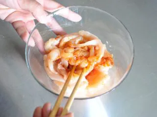 街头小吃自己做---香酥无骨鸡柳,将调味料和鸡胸肉混合均匀,覆盖保鲜膜放进冰箱冷藏腌渍2小时。