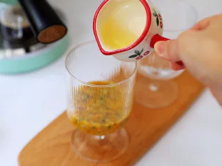 百香果柠檬气泡冰咖啡,加入蜂蜜