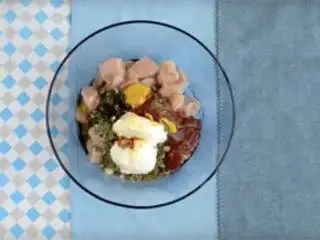 中东风味鸡肉串,在碗中混合番茄酱 ，番茄沙司 ，大蒜（剁碎） ，黄芥末 ，酱油 ，干牛至 ，橄榄油 ，选奶 ，红辣椒粉 ，盐和黑胡椒 。