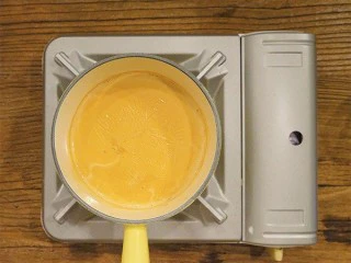 锅烧焦糖奶茶,当茶香飘出，奶茶颜色变浓后就可以关火了，然后捞出茶包，超级无敌的锅烧焦糖奶茶就做好了