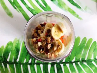 卡乐比胡萝卜香蕉营养奶昔,将胡萝卜，香蕉，卡乐比果干即食麦片全部放入榨汁机内