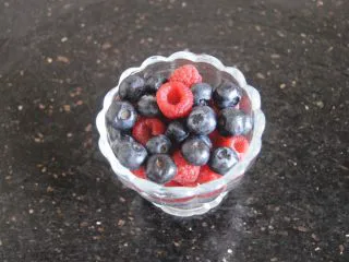 牛油果酸奶昔,沥干水分