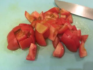 普罗旺斯风味番茄烩大虾,番茄切丁