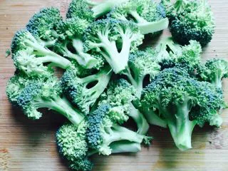 蒜蓉蚝油西兰花,西兰花切小朵