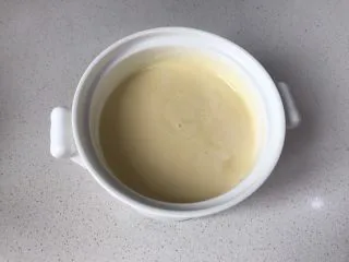 香港名小吃鸡蛋仔,将准备好的鸡蛋仔面糊静置1小时