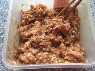 乡味~重庆小吃红油抄手,肉馅算做好了。