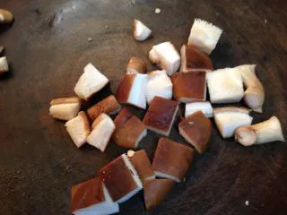 路边小吃自己做―鸡蛋干烤蔬菜串,香菇切丁