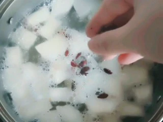 润肺滋养甜汤-----不一样的自制冰糖雪梨, 倒入适量的枸杞，小火煮至雪梨变软即可。 