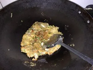 闽南特色小吃…海蛎煎,然后就下点油下去煎…！