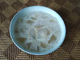 家乡小吃——狗毛膏鸽春丸,盛至小碗,拍照后即可食用