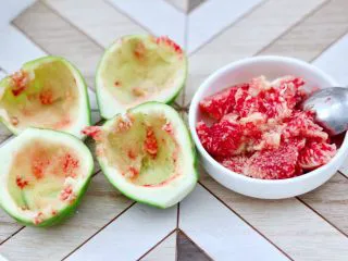 无花果普洱冰茶,无花果一切两开后，用勺子挖出果肉备用。