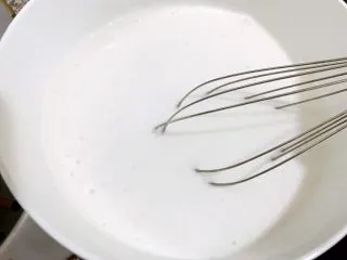 广式小吃——钵仔糕,用蛋抽搅打均匀无颗粒