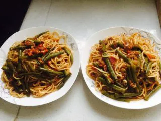 超级下饭的豆角焖饭，爱吃面食的北方人不容错过,我家就两个吃饭的，所以装了两盘，还剩下一份，明天早上配上豆奶粉做早饭！省时省力