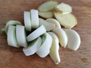 快手菜~干锅菜花,葱姜蒜准备适量