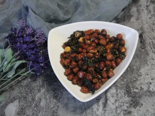 风味炒花生米,好啦出锅装盘。