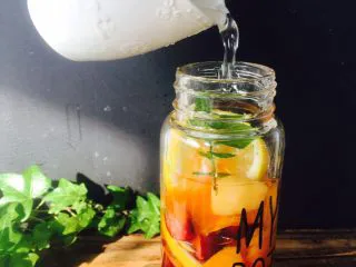 美丽的水果饮品,加净水,加满。