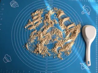 老北京驴打滚,在案板上撒熟黄豆粉