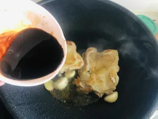 成本低廉，制作简单的照烧鸡腿,放入调好的碗汁。