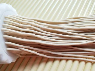 河北宣化特色小吃\卤菜\蒸莜面,我通常合面都会硬一些,面条会好看。