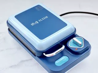 风味酸黄瓜鸡肉热压三明治,盖上盖子热压3分钟。