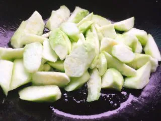 家常菜+丝瓜炒蛋,倒入丝瓜大火快速翻炒