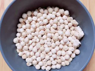 珍珠冷萃咖啡,先煮珍珠,锅中烧开水。