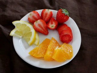 冰爽水果鸡尾酒(皮姆一号酒),橙子去皮切片;柠檬切片;草莓对切,或切片,不切也行。