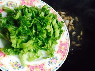 温州风味美食～炒芥菜饭,放入切好的芥菜