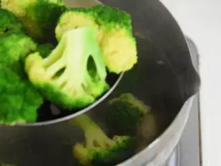 蚝油蒜香西兰花这样做最美味, 营养高味道棒,水烧开，放入西兰花，加入少许油煮至断生，捞出沥水。