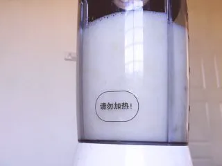 健康饮品之黄瓜雪梨汁,将榨汁机打开，打散至如图这时的梨和水全部融合了