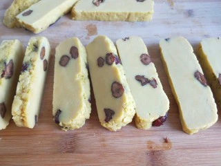 新文美食 北京特色小吃蒸年糕,早晨起来拿出来切成条。